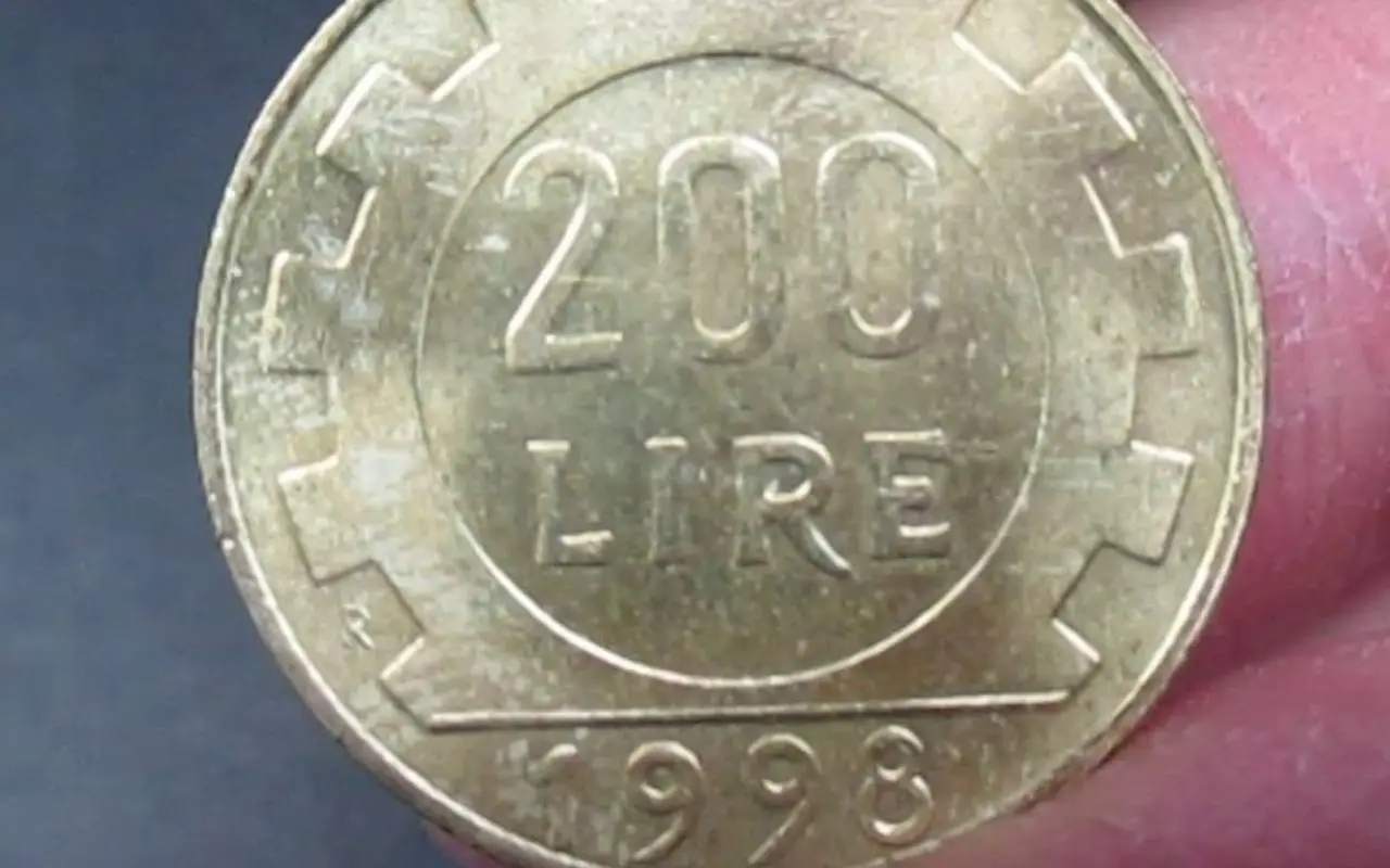 Monete da 500 lire bimetalliche in esposizione, pronte per la collezione.