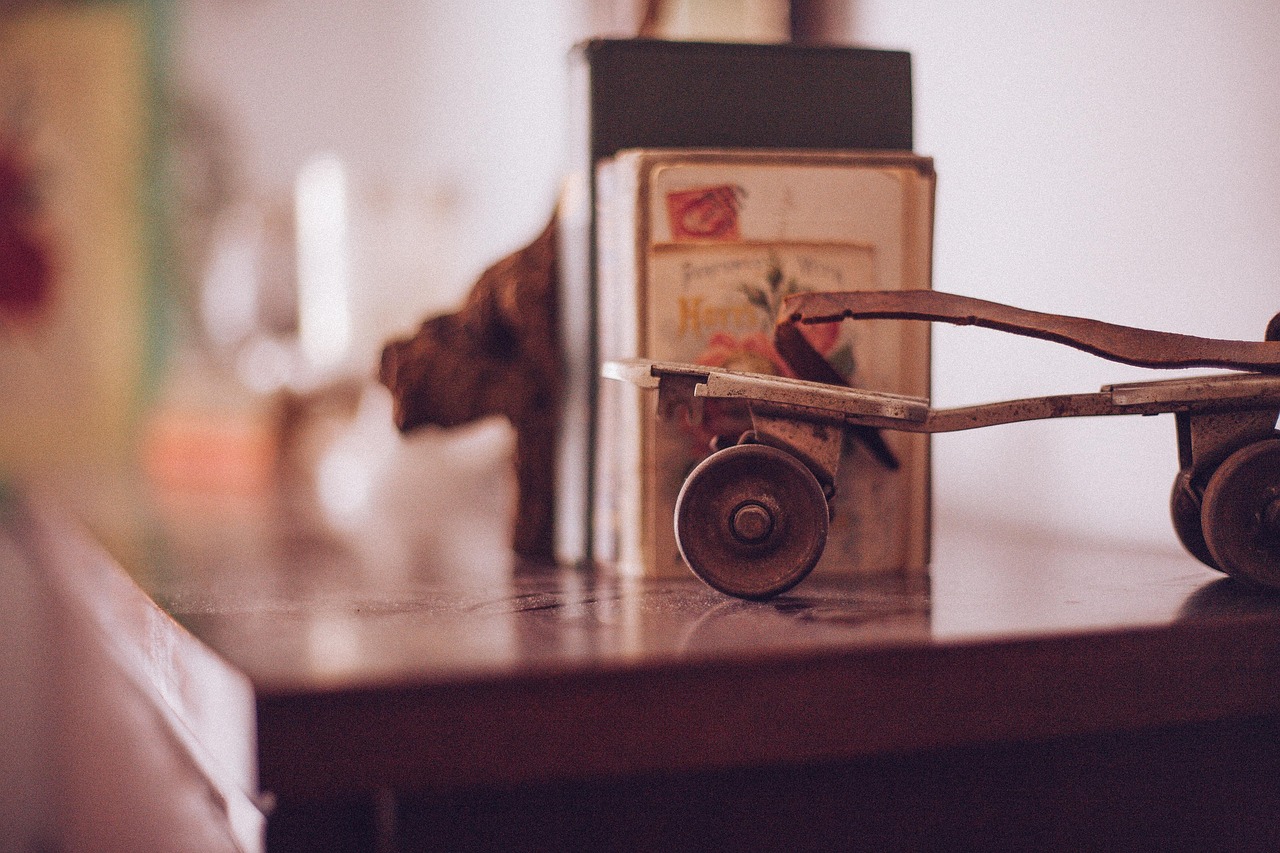 Oggetti domestici vintage esposti in una collezione di antiquariato.