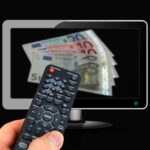 Immagine di una bolletta con evidenziata l'addebito della tassa televisione.