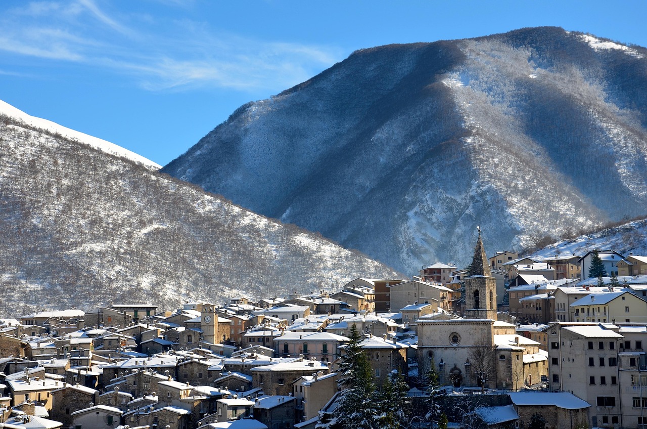 Vista panoramica del centro del Lazio innevato, con strade tranquille e atmosfera incantevole invernale.